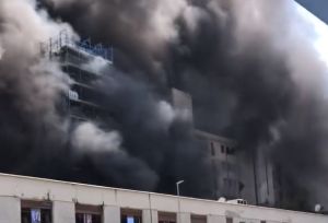 Ιταλία: Φωτιά σε επταώροφο κτίριο στη Ρώμη – Τουλάχιστον 12 τραυματίες