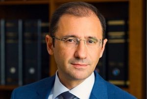 Οι λοιμωξιολόγοι και η αλαζονεία της τηλεοπτικής εξουσίας