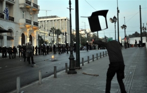 Μολότοφ, πέτρες και μπουκάλια κατά των ΜΑΤ στην Χ.Τρικούπη
