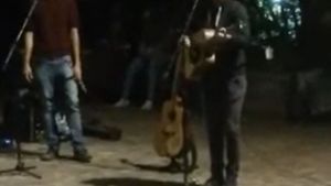 Αστυνομικοί διέκοψαν υπαίθρια «συναυλία» στην Ακρόπολη
