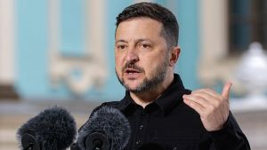 Συναντήσεις Ζελένσκι στο Ηνωμένο Βασίλειο με Στάρμερ, Μακρόν και Μερτς για την ασφάλεια της Ευρώπης