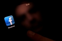 Χιλιάδες άτομα θα προσλάβει το Facebook για να παρακολουθεί τα live βίντεο