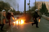 Μετακινούνται τέσσερις αστυνομικοί των ΜΑΤ για τα επεισόδια στο Σύνταγμα