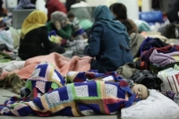 Σε Νέα Μάκρη, Θερμοπύλες και Τρίκαλα μεταφέρονται πρόσφυγες