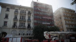 Θεσσαλονίκη: Δύο διασωληνωμένοι από τη φωτιά σε κτήριο στην Αριστοτέλους