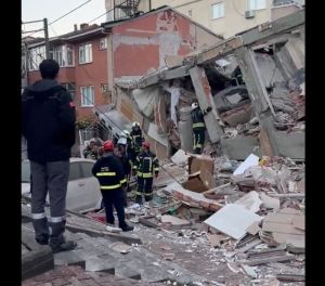 Τουρκία: Κατέρρευσε εξαώροφο κτίριο – Φόβοι για εγκλωβισμένα άτομα