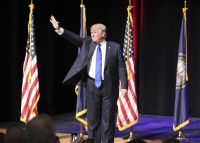 O Ντόναλντ Τραμπ αρχίζει να πλησιάζει και την Χίλαρι