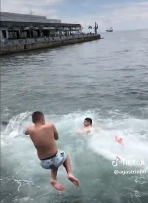 Θεσσαλονίκη: Παρέα ανηλίκων που έκανε βουτιές στον Θερμαϊκό – Challenge Viral στο TikTok (ΒΙΝΤΕΟ)