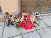 Θεσσαλονίκη: Λουλούδια και κεριά έξω από το προξενείο της Ρωσίας (ΦΩΤΟ)