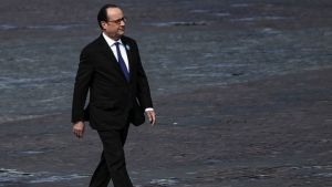 Γαλλία: «Πως πάει; Δεν είναι πολύ δύσκολα τώρα;» ρωτάει ο πρώην πρόεδρος Φρ. Ολάντ τον διάδοχό του, Εμ. Μακρόν