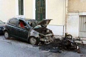 Τρεις εμπρησμοί αυτοκινήτων σε Ηλιούπολη και Παλλήνη