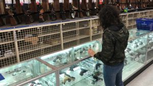 ΗΠΑ - Ψώνια στον καιρό του κορωνοϊού: Τυρί, ρύζι, γάλα... ουίσκι και όπλα!