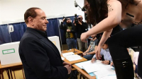 Γυμνόστηθη διαμαρτύρεται στον Μπερλουσκόνι την ώρα που ψηφίζει
