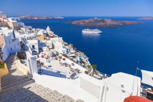 Συνελήφθησαν 13 μετανάστες στο αεροδρόμιο της Σαντορίνης