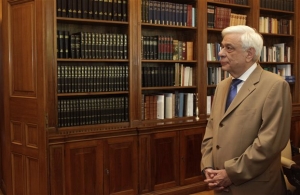 Σε τηλεφωνικές διαβουλεύσεις με τους αρχηγούς προχωρά ο Πρόεδρος