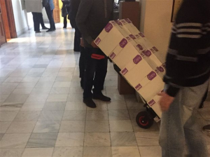 Παρατράγουδα στο γραφείο 131 της Βουλής όπου γίνεται η ανάγνωση της δικογραφίας Novartis