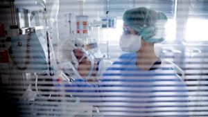 «Οι εισαγωγές στη ΜΕΘ είναι 14 φορές λιγότερες αν κάποιος έχει εμβολιαστεί» λένε στοιχεία έρευνας (vids)