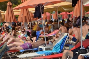 ΣτΕ: Συζήτηση προϋποθέσεων παραχώρησης παραλιών για ομπρέλες - ξαπλώστρες