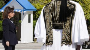 Κατάθεση στεφάνων στο Σύνταγμα-Απόδοση τιμών στο φυλάκιο του Έβρου (VIDEO)