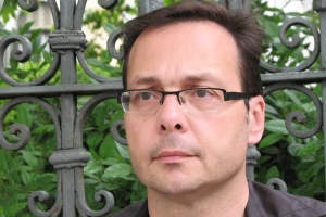 Γιάννης Τσιτσίμης: «Μισούν γιατί αγαπούν. Σίγουρα θα σου δώσουν ένα φιλί στο στόμα λίγο πριν σε πυροβολήσουνε»