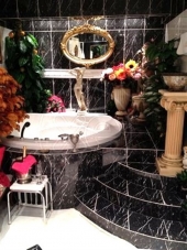 Τζακούζι, επιχρυσωμένα αγάλματα και ψηφιδωτά στο σπίτι δικαστικού λειτουργού