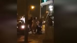 Άγρια συμπλοκή με ξύλα και καρέκλες στο Παραλίμνι (ΒΙΝΤΕΟ)