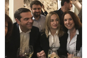 Ο Αλέξης Τσίπρας για χαλαρό ποτό στου Ψυρρή με τους βουλευτές του Σύριζα