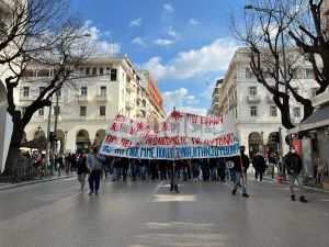Θεσσαλονίκη: Πορεία μαθητών και φοιτητών κατά του πολέμου στην Ουκρανία (pics &amp; vid)