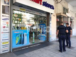 Θεσσαλονίκη: Απόπειρα ληστείας σε κατάστημα – Οι ληστές κατέβασαν τα ρολά και κρατούσαν όμηρο τον υπάλληλο (pics &amp; vid)