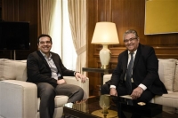 Με μικροπολιτικές μεθοδεύσεις «ψαρεύει» τους πολιτικούς αρχηγούς ο Αλ. Τσίπρας