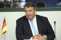 O γερμανός αντικαγκελάριος δείχνει το μεσαίο δάχτυλο σε ακροδεξιούς