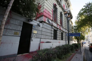 ΥΠΕΞ κατά Ρουβίκωνα για επίθεση με μπογιές στην Γαλλική πρεσβεία