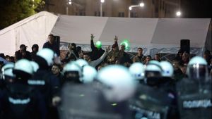 Σερβία: Τεταμένη κατάσταση μπροστά από το κοινοβούλιο λόγω απεργίας πείνας μητέρας θύματος της τραγωδίας στο Νόβι Σαντ