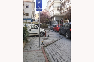 Θέσεις στάθμευσης για άτομα με αναπηρία εξασφάλισε το κατάστημα του ΟΤΕ