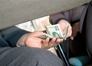 Συνελήφθη γιατρός στη Θεσσαλονίκη με «φακελάκι» 50 ευρώ