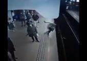 Βέλγιο: Άνδρας έσπρωξε γυναίκα στις ράγες του μετρό – Δείτε το απίστευτο βίντεο