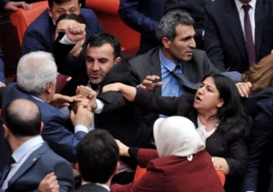 Τουρκία: Γροθιές στην Εθνοσυνέλευση