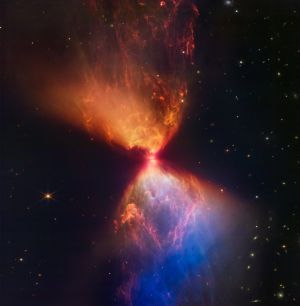 NASA – Εντυπωσιακή εικόνα: Το James Webb απαθανάτισε ένα νέφος σε σχήμα κλεψύδρας κατά τον σχηματισμό ενός νέου άστρου