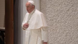 Ο πάπας στην Αρένα της Βερόνας – Εναγκαλισμός ενός Ισραηλινού και ενός Παλαιστίνιου νέου ενώπιον του ποντίφικα