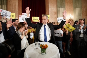 «Όχι» σε ακροδεξιό πρόεδρο είπε η Αυστρία - Εξελέγη ο οικολόγος Βαν ντερ Μπέλεν