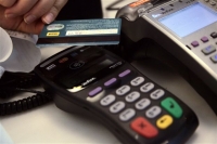Αντίθετοι στην υποχρεωτική χρήση POS και οι συμβολαιογράφοι