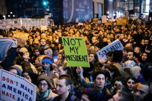 Το «πάθος» των διαδηλωτών εξαίρει τώρα ο Τραμπ
