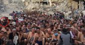 Η σοκαριστική φωτογραφία με το μικρό κορίτσι ανάμεσα σε ημίγυμνους άντρες και τα συντρίμμια γύρω τους