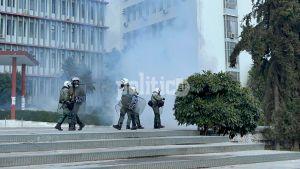 Η ανακοίνωση της ΕΛ.ΑΣ. για τα επεισόδια στο ΑΠΘ – «Μας επιτέθηκαν με πέτρες»