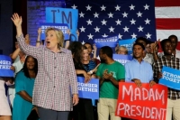 Υπόνοιες για ρωσική εμπλοκή στη διαρροή e-mail των Δημοκρατικών αφήνει η Κλίντον