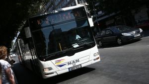 Θεσσαλονίκη: Aστικό συγκρούστηκε με δίκυκλο – Δύο άτομα στο νοσοκομείο