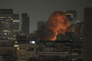 Τελ Αβίβ: Οκτώ νεκροί και 300 τραυματίες από ιρανικούς πυραύλους – «Οι κάτοικοι της Τεχεράνης θα πληρώσουν το τίμημα», απειλεί το ΥΠΑΜ
