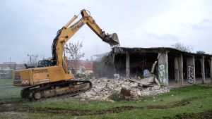 Αρχίζουν οι κατεδαφίσεις των εγκαταλελειμμένων κτιρίων της πρώην γαλακτοβιομηχανίας ΑΓΝΟ