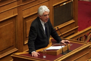Θεοδωράκης κατά Παρασκευόπουλου: «Φόρεσε φουστανέλα»