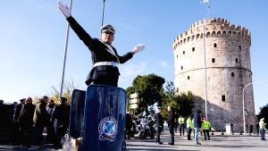 Αναβίωση της ιστορίας: ο τροχονόμος του Λευκού Πύργου στο γαλάζιο βαρέλι